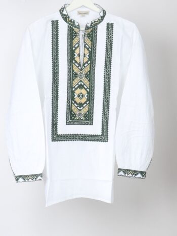 Camasa traditionala barbateasca cu broderie colorata si guler cu inchidere prin siret.