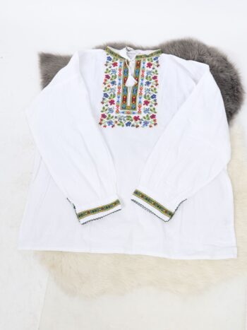 Camasa traditionala barbateasca cu broderie colorata si guler cu inchidere prin siret.