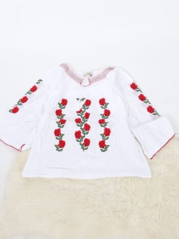 Ie traditionala fete cu ciucuri si broderie colorata.