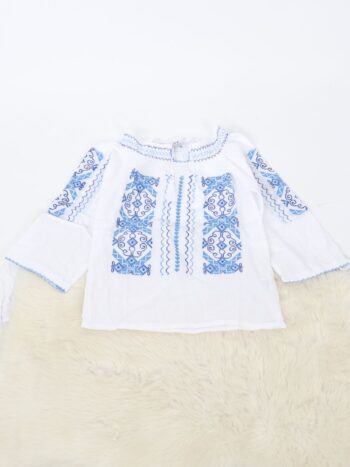 Ie traditionala fete cu ciucuri si broderie colorata.