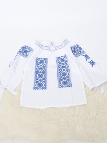 Ie traditionala fete cu ciucuri si broderie colorata.