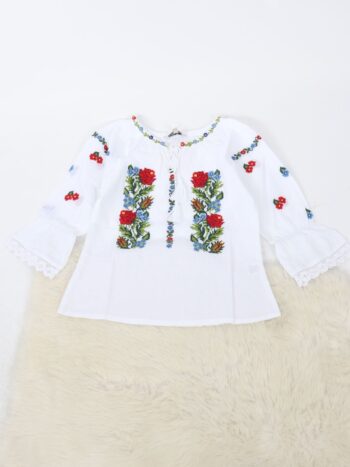 Ie traditionala fete cu ciucuri si broderie colorata.