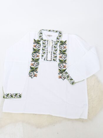 Camasa traditionala barbateasca cu broderie colorata si guler cu inchidere prin siret.