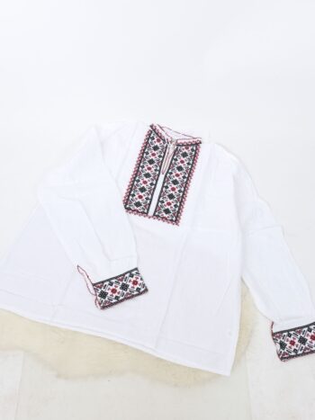 Camasa traditionala barbateasca cu broderie colorata si inchidere prin siret.