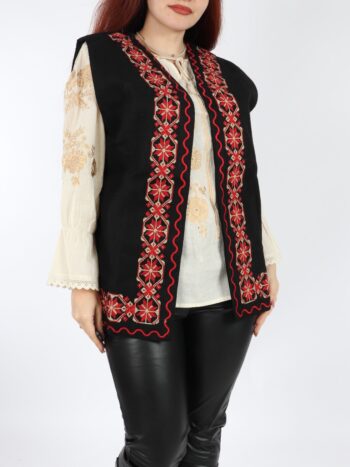 Vesta traditionala cu broderie colorata