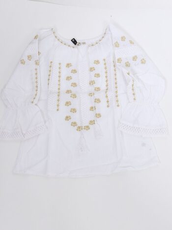 Ie traditionala fete cu ciucuri si broderie colorata.