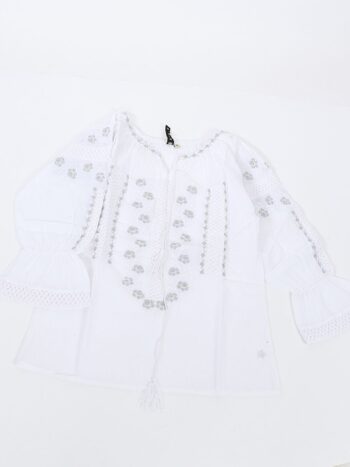 Ie traditionala fete cu ciucuri si broderie colorata.