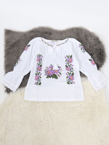 Ie traditionala fete cu ciucuri si broderie colorata.