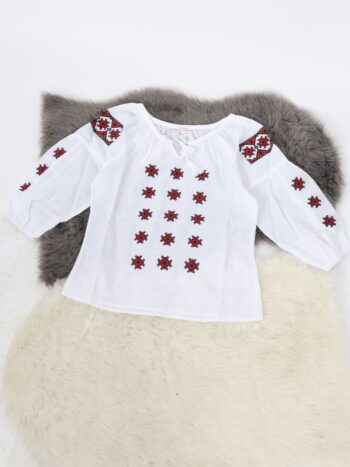 Ie traditionala fete cu ciucuri si broderie colorata.