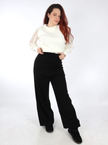 Pantaloni tricotati de dama cu dungi laterale.