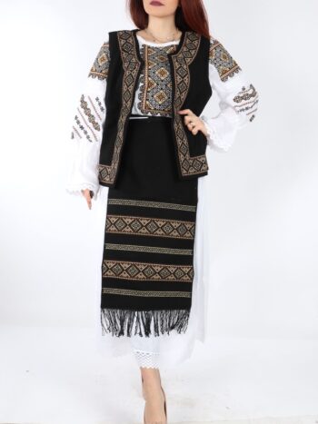 Setul contine vesta, ie, fusta si fota traditionala cu broderie.