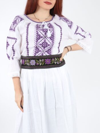 Brau traditional cu broderie colorata si inchidere prin siret.