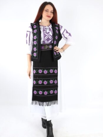 Setul contine vesta, ie, brau, fusta si fota traditionala cu broderie.