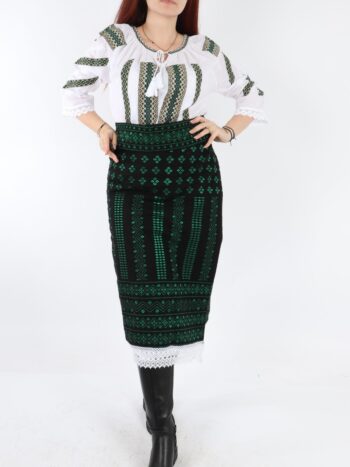 Set catrinta si brau traditional cu broderie colorata