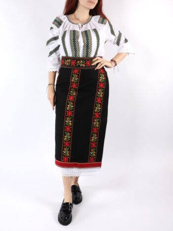 Set catrinta, ie si brau traditional cu broderie