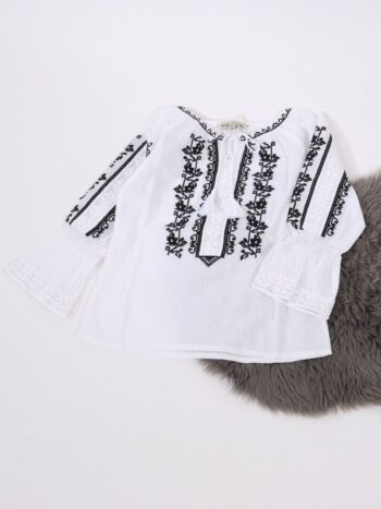 Ie traditionala fete cu ciucuri si broderie colorata.