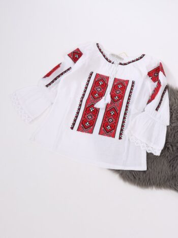 Ie traditionala fete cu ciucuri si broderie colorata.