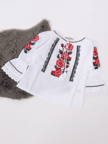 Ie traditionala fete cu ciucuri si broderie colorata.