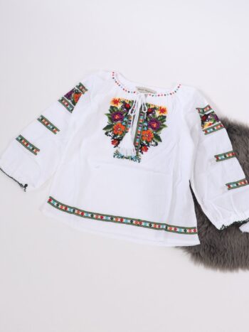 Ie traditionala fete cu ciucuri si broderie colorata.