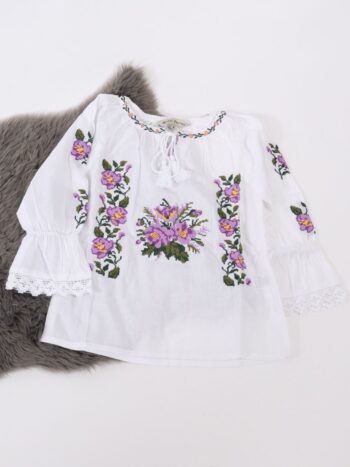 Ie traditionala fete cu ciucuri si broderie colorata.