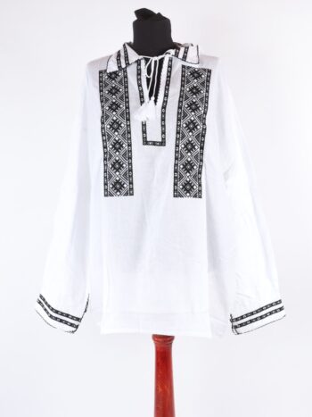 Camasa traditionala barbateasca cu broderie colorata si inchidere prin siret.