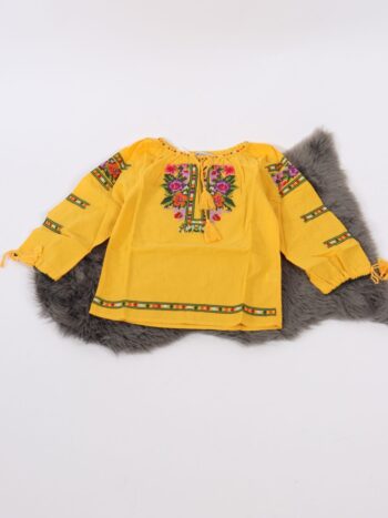 Ie traditionala fete cu ciucuri si broderie colorata.