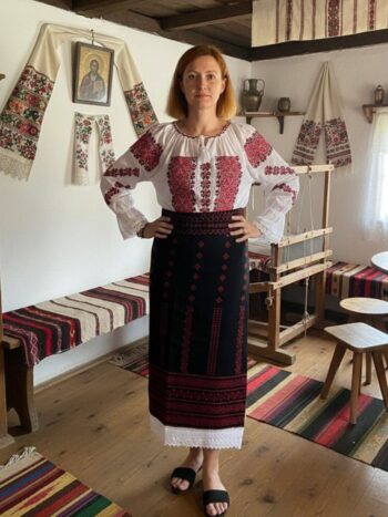 Catrinta traditionala neagra cu broderie geometrica rosie